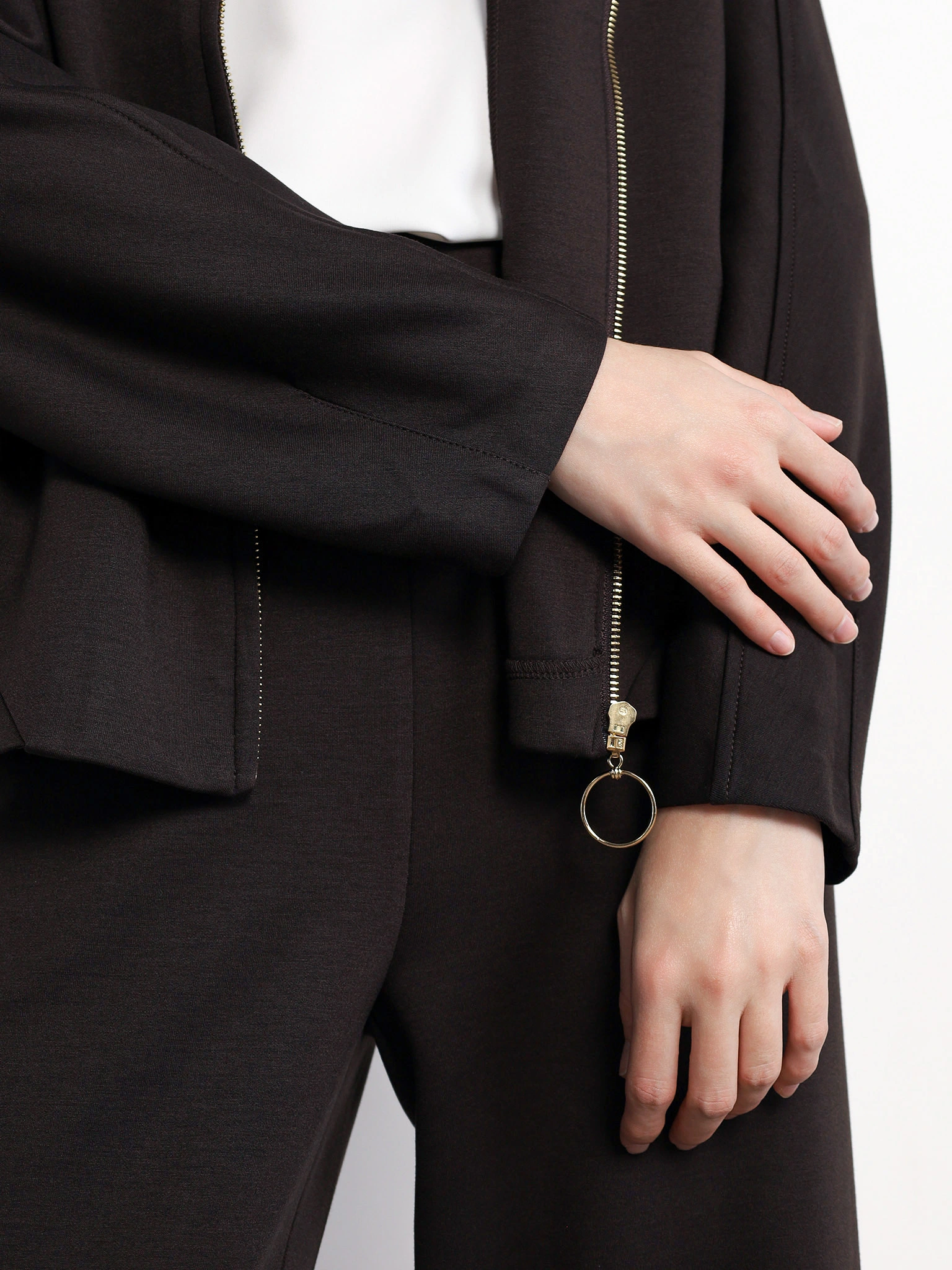 Куртка трикотажная темно-коричневого цвета